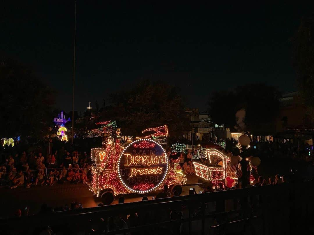 ジョシュ・ギャッドさんのインスタグラム写真 - (ジョシュ・ギャッドInstagram)「Forced my children, against their wills, to watch a parade from the late 1970’s, instead of taking them on Space Mountain. They hate me now.」8月27日 12時55分 - joshgad