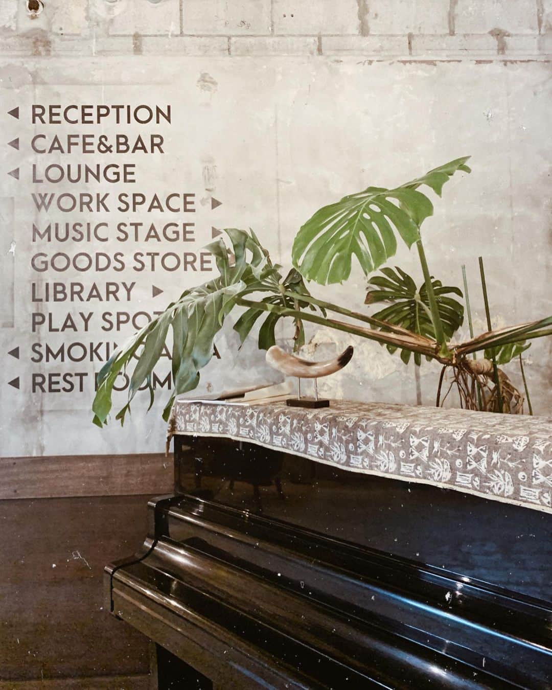櫻井千尋さんのインスタグラム写真 - (櫻井千尋Instagram)「✮ Spot ✈︎ YANBARU HOSTEL . 偶然にも📍つけてた場所に 連れてってもらった ステキなHostel🏨 屋上まで見学させてもらったんだけど ( 許可 もらって見学しました☺️ ) フロントだけでも インテリアや植物、 空間のデザインが すごいおしゃれで 男っぽさもどことなくあって、 とってもツボなホステルでした✶⋆ 少し遠いけど 行くべき！なホステル🏨 . . . #hostel #yanbaruhostel #沖縄 #okinawa #japan #日本 #旅行」8月27日 12時57分 - chihirosakurai