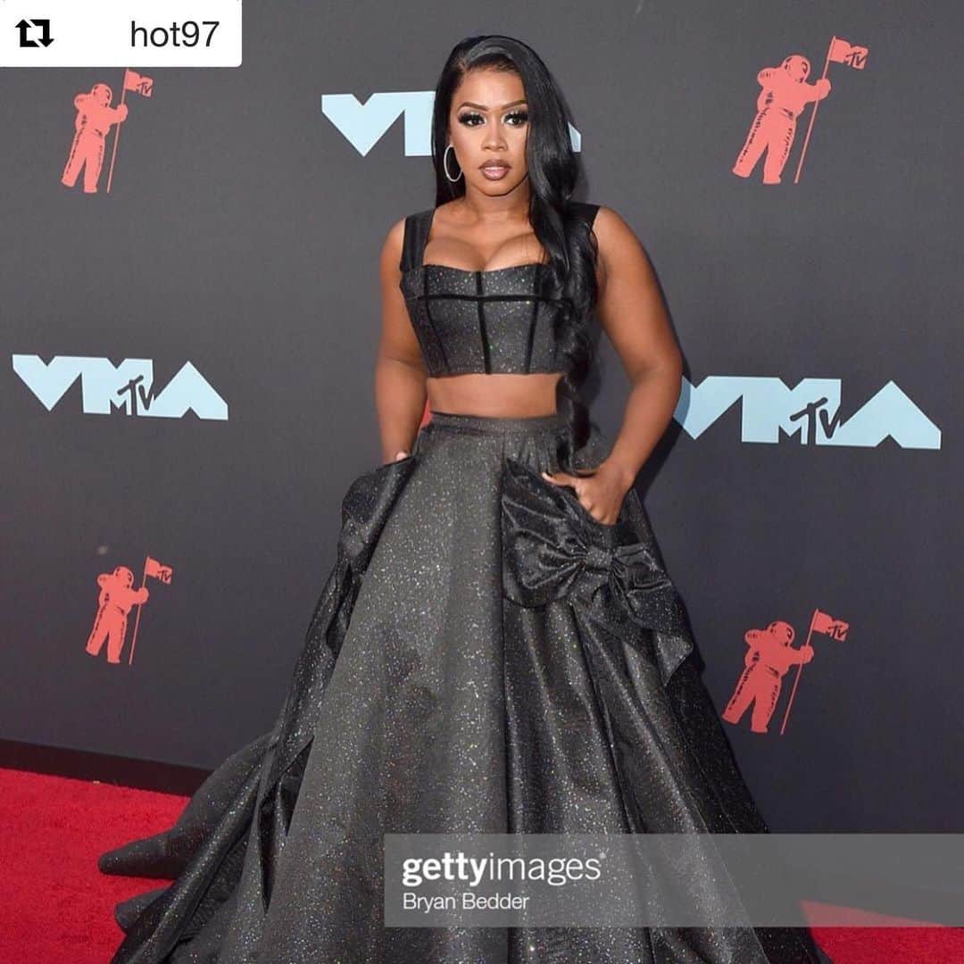 レミー・マーのインスタグラム：「Whether it’s a custom or a piece like this from her collection...@KarenSabagOfficial is EVERYTHINGGG!!! I love working with her, her loving & talented mom, and can’t forget her 5 year old beautiful daughter who was upset that y’all can’t see my shoes🥰#RemyMa  SB: thank u to the photofor the great pic💋」