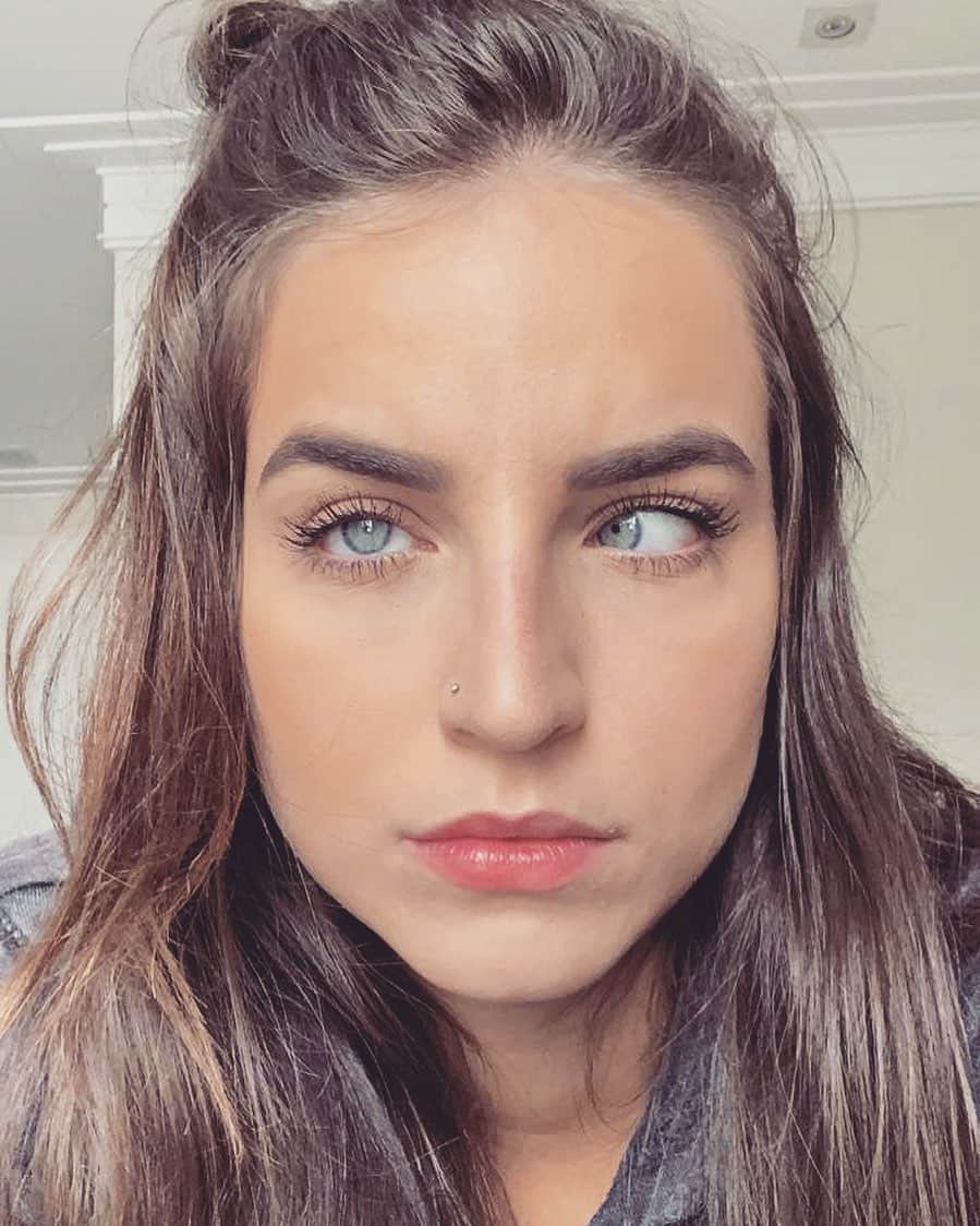 Bruna Unzuetaのインスタグラム：「Qual legenda essa foto merece? Eu colocaria essa: “Um olho na dieta e o outro no chocolate” 😂🍫」