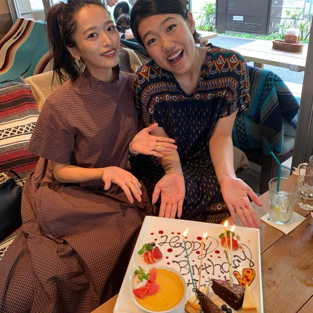 横澤夏子さんのインスタグラム写真 - (横澤夏子Instagram)「#太田夫妻とモーニング #おふたりからお誕生日お祝いもらったのよー #いつもありがとうございますーー #太田さん全然祝ってる顔してないのよー #どこ見てるのよー #でもとっても楽しかったのよー #あっという間の朝のひとときー #うふ！」8月27日 22時29分 - yokosawa_natsuko