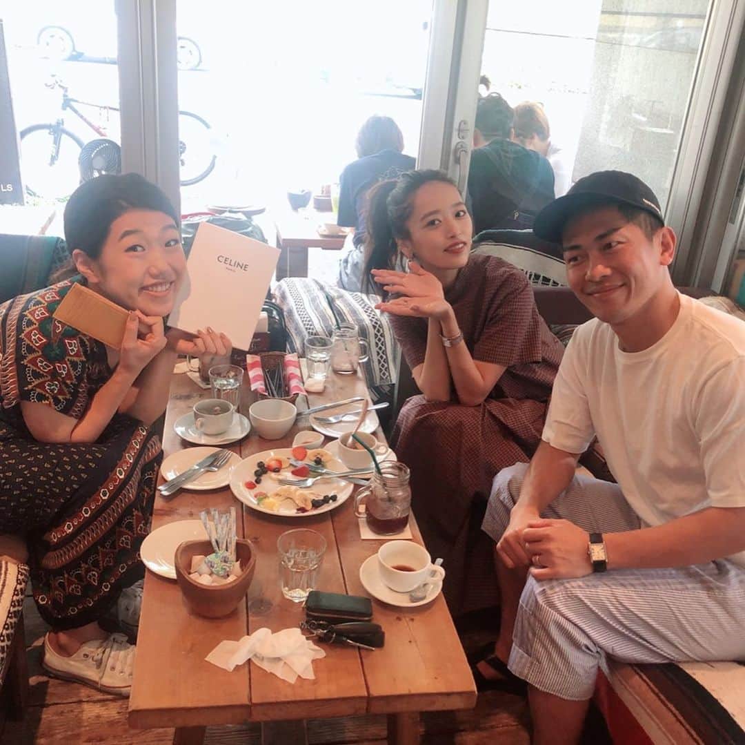 横澤夏子さんのインスタグラム写真 - (横澤夏子Instagram)「#太田夫妻とモーニング #おふたりからお誕生日お祝いもらったのよー #いつもありがとうございますーー #太田さん全然祝ってる顔してないのよー #どこ見てるのよー #でもとっても楽しかったのよー #あっという間の朝のひとときー #うふ！」8月27日 22時29分 - yokosawa_natsuko