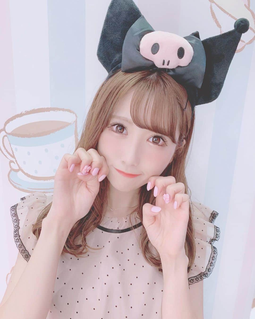 田口未彩のインスタグラム：「❤︎ . . new nail 💅❤︎ ポミーネイルでして頂きました❤︎ (@pomynail ) 新宿の西口にあるよ❤︎ . 初めて行ったサロンだったのだけど たまたまさおりんのお友達のお店だったみたいで 仲良くさせていただいて嬉しいです🥺❤︎❤︎❤︎ . 薬指に３Ｄのリボン🎀 めちゃ可愛くてお気に入り❤︎ . お店でタピオカが飲めたり アクセサリーコーナーがあったり とても可愛い店内で映えだったよ❤︎ . ありがとうございました🥺 . . そして今日はピューロランド行ってきたよ❤︎ たくさん写真撮ったから徐々に！ . . トップス ( @anmille.official ) . . #ネイル #ニューネイル #newnail #pomynail #ポミーネイル #ピンクネイル #リボンネイル #りぼんネイル #サンリオ #サンリオピューロランド #ピューロランド #ピューロ #クロミ #クロミちゃん #マイメロ #量産型 #量産型女子 #anmille #アンミール #エブリン #メイク #オレンジメイク #ピューロコーデ #カチューシャ #量産型コーデ」
