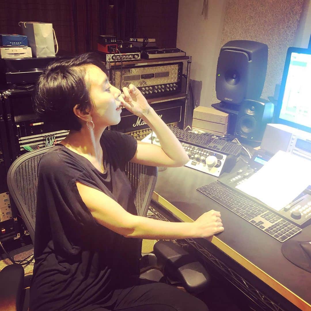 LOVEのインスタグラム：「夜TD！ 次の曲、できた！わっしょい！！！ はああああ！！ これはどう届くんだろうと真剣に考えるのが楽しい。 ひと楽器ずつ、入ってる意味があるなあとマジマジ。  アレンジと、あと、機材の使い方も、毎回、ちょっとずつ勉強。 またひとつありがとう。  PS 鼻をいじってるわけではなく。 うるめいわしをかじっています。」