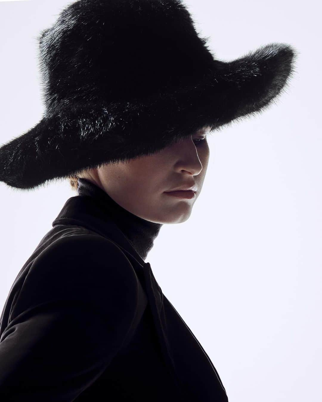 トムフォードさんのインスタグラム写真 - (トムフォードInstagram)「Discover the iconic Faux Mink Hat from the AW19 Collection. #TOMFORD」8月27日 22時34分 - tomford