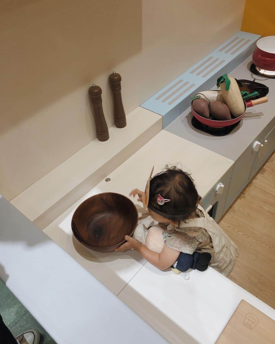 目見田早弥子のインスタグラム：「| 🥐🍞🥖 ずっと楽しみにしてたアンパンマンミュージアム。 神戸に続き、横浜も行ってきました⚐ 娘は到着まで寝てたのに起きて早々 アンパンマンの音楽にノリノリ。 こんなにも「好き」を 示してくれるものがあるというのは 親として、見ていて幸せ👌🏻💞 ワークショップでお面？も作って お気に入りの ドキンちゃん&コキンちゃんのヘアピンを付け、 神戸限定アンパンマンを抱っこして アンパンマンまみれの娘👶🏻 楽しかったね、また行こうね💓」