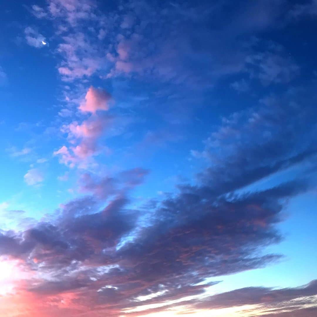 ニア・ピープルズさんのインスタグラム写真 - (ニア・ピープルズInstagram)「Look what the sky did this morning! Here’s to having an amazing day. #Gratitude #love #moon #earth #gaia #goodmorning」8月27日 22時37分 - niapeeples