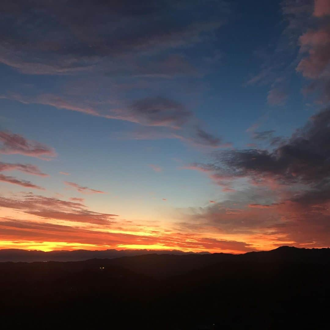 ニア・ピープルズさんのインスタグラム写真 - (ニア・ピープルズInstagram)「Look what the sky did this morning! Here’s to having an amazing day. #Gratitude #love #moon #earth #gaia #goodmorning」8月27日 22時37分 - niapeeples