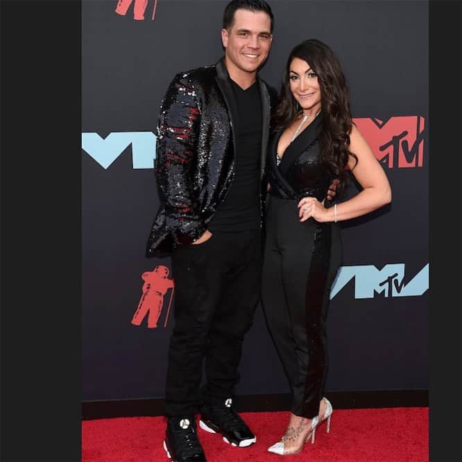 ディーナ・ニコール・コルテーゼのインスタグラム：「#VMAs with my other half 🥰 outfit: @venus ..makeup: @facebylace .. hair: @cassderosa」