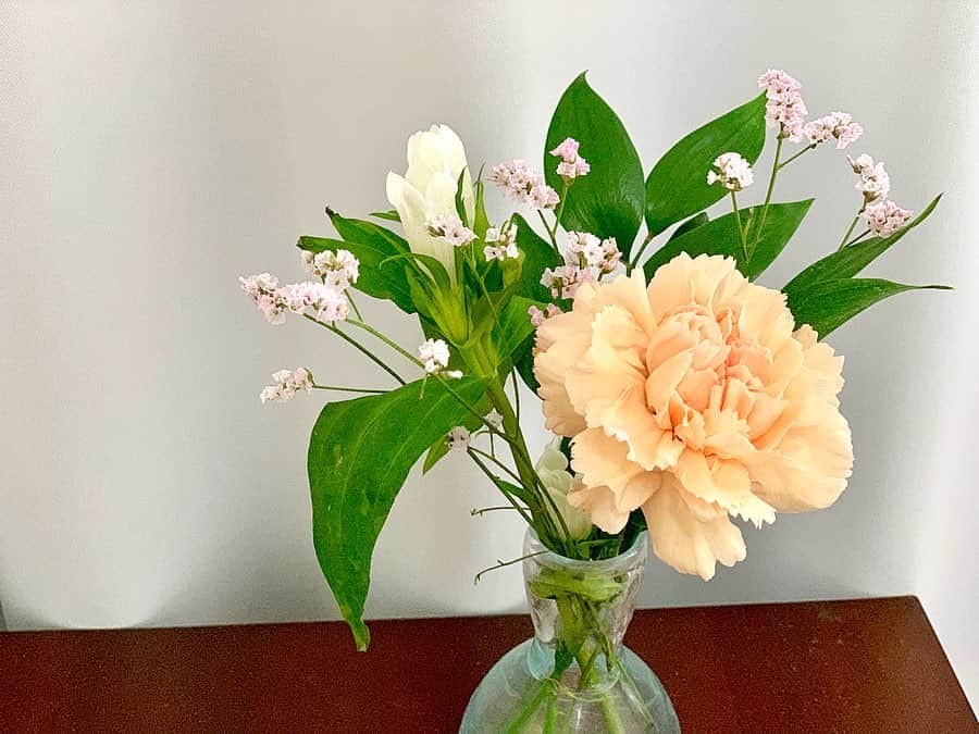Mai Yamadaさんのインスタグラム写真 - (Mai YamadaInstagram)「お花がお部屋にあると気分がなんだか明るくなる☺️💐 けどお仕事も忙しいし、なかなか頻繁にお花を買いに行く余裕もないのが現実…。 . @bloomeelife なら、ポストに入る「オリジナルのお花専用箱」でお花を届けてくれるんです📪 本当にそんなことできるのかなと思ってましたが、お花も潰れてなかったし、むしろ素敵で新鮮なお花がちゃんとポストに届いてました💓 箱のデザインも可愛いんです😍 . 不在配達の心配がいらないのは本当に嬉しい！！😭✨ . お花好きの方、お花のある生活を試してみたいなという方は、初回のお花がプレゼントされるクーポンを頂いたので、下記のコードをご注文の際にお使いください💁‍♀️💓 . ■クーポンコード：NATU260 ■有効期限：2019年10月31日 . #お花の定期便#お花のある生活#お花#生花#便利#ポストにお花#お花専用箱#楽しみ#パラレルワーカー#パラレルキャリア#働く女性#bloomeelife#flower#beauty#businesswoman#parallelwork#nomadworker」8月27日 22時48分 - yamadamai_719