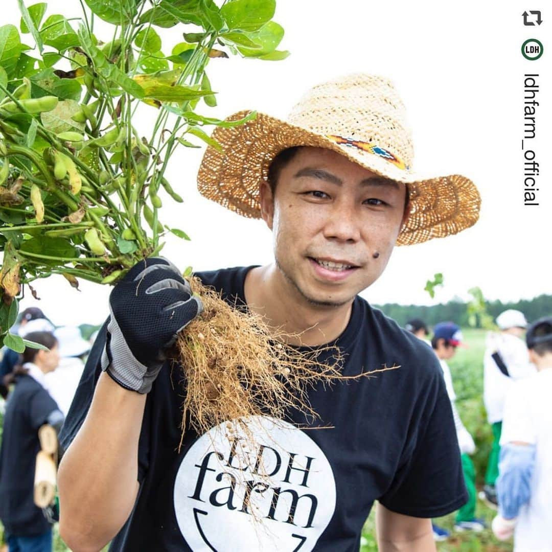 USAさんのインスタグラム写真 - (USAInstagram)「#repost @ldhfarm_official ﻿ 【ODORÜ EDAMAME収穫祭】﻿ ﻿ 多古町立常磐小学校の生徒さん、﻿ ﻿ EXPGの生徒さん、﻿ ﻿ EXILE ÜSAさんとの﻿ ﻿ オドル枝豆収穫祭が行われました！﻿ ﻿ 日常では体験できない経験で大盛り上がりでした🌈✨﻿ ﻿ やっぱりハッピーな音楽をかけて作業すると種まきも収穫も凄く楽しいですね🎶﻿ ﻿ 美味しく育っているか楽しみです☺️🌱﻿ ﻿ 大地に感謝！﻿ ﻿ 農家さんに感謝！﻿ ﻿ #LDHfarm﻿ #ODORÜYASAI﻿ #オドル野菜﻿ #オドル枝豆﻿ #edamame ﻿ #温故知新﻿ #ありがとう」8月27日 22時43分 - exileusa_danceearth