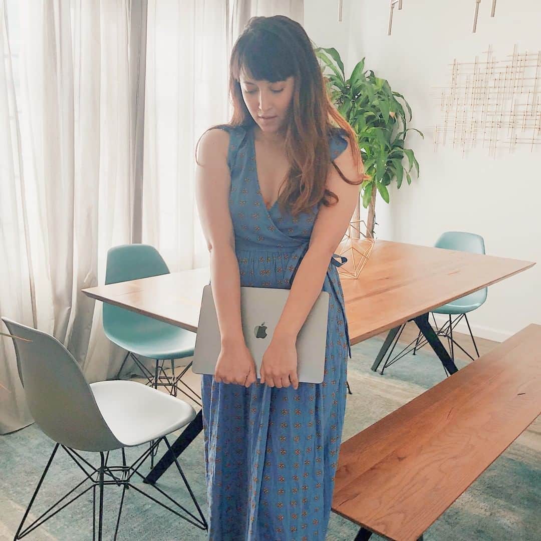 フリーディアのインスタグラム：「Just a girl and her laptop. Sometimes people forget how small business's work, how its sometimes just a one man/woman operating the brand. It is tough but I love the business side and I am obsessed by social media and how it all works. Been wanting to create a video on how I manage it all BUT in the mean time, how do you manage everything? Are you on a schedule? How do you balance?⠀⠀⠀⠀⠀⠀⠀⠀⠀ *⠀⠀⠀⠀⠀⠀⠀⠀⠀ *⠀⠀⠀⠀⠀⠀⠀⠀⠀ *⠀⠀⠀⠀⠀⠀⠀⠀⠀ ただの女の子と彼女のラップトップ。小さなビジネスの仕方や、ブランドを運営する一人の男女だけという事を忘れてしまうこともある。私はビジネスの側面も大好きだし、ソーシャルメディアとそれがどのように動作するかに取り付かれています。私はそれをすべて管理する方法についてのビデオを作成したいと思っていましたが、その間に、みんなはどのようにすべてを管理しますか?予定組んでやっているのか?どのようにバランスを取るのですか?聴きたいなぁ〜 #smallbusiness #shopsmall #shoploca #nmpg #newmoonpaper #greetingcards⠀⠀⠀⠀⠀⠀⠀⠀⠀ photo by @suntastic78」