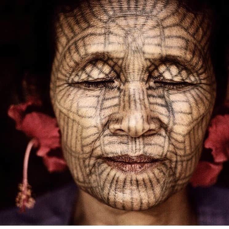ベックスロックスさんのインスタグラム写真 - (ベックスロックスInstagram)「✨#Lifeisanecho ✨ ⠀⠀⠀⠀⠀⠀⠀⠀⠀ “Life is an echo.  What you send out, comes back. What you sow, you reap. What you give, you get.  What you see in others, exists in you.  Remember, life is an echo. It always gets back you.” #Buddha ⠀⠀⠀⠀⠀⠀⠀⠀⠀ C/o #JenUweParkitny from his book “Marked for life” a Burmese Chin beauty with the lost tradition of face tattoo beautification. ✨🌺 . . . . . ⠀⠀⠀⠀⠀⠀⠀⠀⠀ ⠀⠀⠀⠀⠀⠀⠀⠀⠀ #roxonajourney #losttraditions #myanmar #portraits #beauty #beautyinsideandout #burmesetribes #chintribe」8月27日 22時46分 - rcollectivestudio