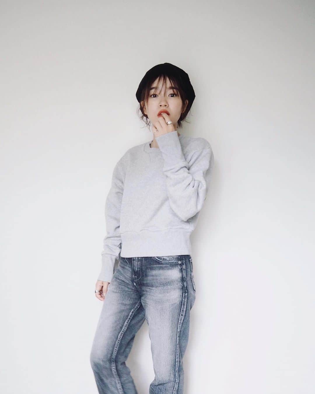 猪鼻ちひろのインスタグラム：「NEW! @from_chiro ﻿ ここぞとばかりに10枚も載せます🤣🙏🏻 グレーも販売開始されました(2色です)🕊﻿ ﻿ 絶対ぜーったい全ての低身長の方に着てほしい！ と思うくらいバランスが取りやすいスウェット。﻿ ﻿ 日本の福島の工場で﻿ 丁寧に作っていただいたものです。﻿ 工場の方々もこんなに着丈が短いなんて！と驚いていましたが、意外に160cm以上の方にも着ていただけています。﻿ ( @from_chiro のInstagram見てみてね♡ )﻿ ﻿ 生地もリブもしっかり。二の腕はゆったり。﻿ 本当に着心地いいんです🌼﻿ ﻿ ロングスカートやハイウエストパンツと相性抜群です♡﻿ ﻿ 濃いめのリップを塗って、髪の毛を巻くと、﻿ カジュアルながらも可愛く、﻿ バランス良く着られます◎﻿ ﻿ #10枚載せるという気合い﻿多すぎすみません☺️😂﻿ #途中に甥っ子まで入ってきてチューもしてくれた #メロオバ日記 #ちひろのお洋服」