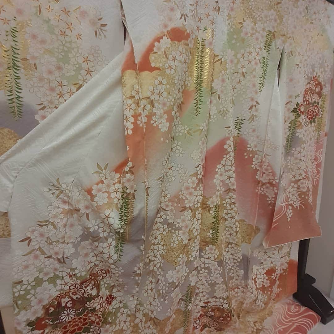 みますやさんのインスタグラム写真 - (みますやInstagram)「白地に桜、流水紋様のお振袖👘  鮮やかな白に🌸桜が、  ぱっと目を引きますね😌  #白振袖  #振袖  #桜柄  #着物  #kimono」8月27日 22時51分 - mimasuya.sns