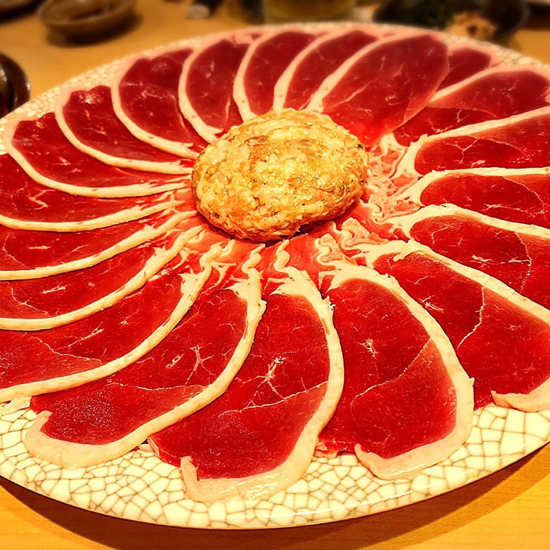 東京カレンダーさんのインスタグラム写真 - (東京カレンダーInstagram)「インスタにあげたお肉、見せてください！グルメ美女のとっておきのお肉⑥ 1】@harapeko_asuka /asuka 『白金 酉玉 本館』 「職業柄、見た目のインパクトはもちろん、美味しくてハマったものは、是非みんなに知って欲しくなって、ついアップしちゃいます（笑）。ここは家が近所なので、月2回は必ず行く仕事帰りの定番スポット。ちょうちんとみさきにハイボールがあれば、最高に幸せ♥」 ■店舗概要  住所：港区白金6-22-19  TEL：03-5795-2950 . 2】@y.m1128 /英美 Youn-mi 『鍈輝』 「まさに東カレで知って即予約（笑）。食通女子とふたりで存分に堪能してきました。鶏肉本来の味わいと大将の絶妙な焼き加減と塩加減。ごまかしの一切ない“究極の焼き鳥”です。予約困難になるのも時間の問題かと思い、その場で次回予約を入れました」 ■店舗概要  住所：渋谷区恵比寿2-10-5 ROZIS 1F  TEL：03-5422-8611 . 3】@ononono_ka /おのののか 『博多かわ屋 上野広小路店』 「博多で鶏の“かわ焼き”に感動して以来、忘れられなくて。東京でも食べられると知り、駆けつけました。パリッともちっとジューシーで、いくらでもいけちゃう♥グラスがキンッキンに冷えていたのも、ビール好きにはとっては好印象でした（笑）」 ■店舗概要  住所：台東区上野1-16-16 第3三倉ビル  TEL：03-6304-1203 . 4】@guruayu_foodanalyst /吉田愛結美 『とりなご 恵比寿店』 「週1のトレーニング後の食事はお肉が定番。特に鴨すきはヘルシーで罪悪感無し！とても重宝しています。大量の白髪ネギと一緒に食べる鴨肉は、あっさり。プリプリの鴨つみれもハズせません。鴨のエキスが凝縮された出汁で作る〆のお蕎麦もおすすめ」 ■店舗概要  住所：渋谷区恵比寿3-7-3 大倉ビル 1F  TEL：03-5420-1075 . 【by東カレ編集部】 #東京カレンダー #東カレ #東カレグルメ #東京グルメ #都内グルメ #tokyocalendar #肉 #肉好き #肉食女子 #焼肉 #ステーキ #foodie #yakiniku #tokyofood #wagyu #東カレを知らない若者に広めたい」8月27日 22時51分 - tokyocalendar