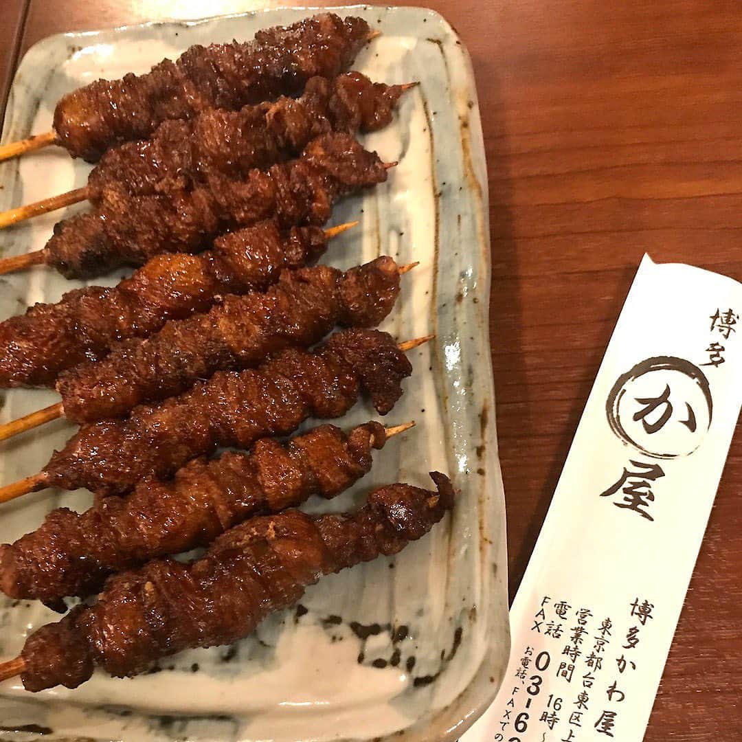 東京カレンダーさんのインスタグラム写真 - (東京カレンダーInstagram)「インスタにあげたお肉、見せてください！グルメ美女のとっておきのお肉⑥ 1】@harapeko_asuka /asuka 『白金 酉玉 本館』 「職業柄、見た目のインパクトはもちろん、美味しくてハマったものは、是非みんなに知って欲しくなって、ついアップしちゃいます（笑）。ここは家が近所なので、月2回は必ず行く仕事帰りの定番スポット。ちょうちんとみさきにハイボールがあれば、最高に幸せ♥」 ■店舗概要  住所：港区白金6-22-19  TEL：03-5795-2950 . 2】@y.m1128 /英美 Youn-mi 『鍈輝』 「まさに東カレで知って即予約（笑）。食通女子とふたりで存分に堪能してきました。鶏肉本来の味わいと大将の絶妙な焼き加減と塩加減。ごまかしの一切ない“究極の焼き鳥”です。予約困難になるのも時間の問題かと思い、その場で次回予約を入れました」 ■店舗概要  住所：渋谷区恵比寿2-10-5 ROZIS 1F  TEL：03-5422-8611 . 3】@ononono_ka /おのののか 『博多かわ屋 上野広小路店』 「博多で鶏の“かわ焼き”に感動して以来、忘れられなくて。東京でも食べられると知り、駆けつけました。パリッともちっとジューシーで、いくらでもいけちゃう♥グラスがキンッキンに冷えていたのも、ビール好きにはとっては好印象でした（笑）」 ■店舗概要  住所：台東区上野1-16-16 第3三倉ビル  TEL：03-6304-1203 . 4】@guruayu_foodanalyst /吉田愛結美 『とりなご 恵比寿店』 「週1のトレーニング後の食事はお肉が定番。特に鴨すきはヘルシーで罪悪感無し！とても重宝しています。大量の白髪ネギと一緒に食べる鴨肉は、あっさり。プリプリの鴨つみれもハズせません。鴨のエキスが凝縮された出汁で作る〆のお蕎麦もおすすめ」 ■店舗概要  住所：渋谷区恵比寿3-7-3 大倉ビル 1F  TEL：03-5420-1075 . 【by東カレ編集部】 #東京カレンダー #東カレ #東カレグルメ #東京グルメ #都内グルメ #tokyocalendar #肉 #肉好き #肉食女子 #焼肉 #ステーキ #foodie #yakiniku #tokyofood #wagyu #東カレを知らない若者に広めたい」8月27日 22時51分 - tokyocalendar