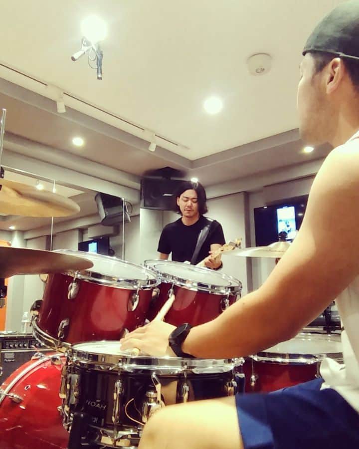 のインスタグラム：「Session 🎸🥁 @assh_guitarist  #drum #drums #drumday #practice #dw9000xf #dwdrums #zildjian #zildjiancymbals #wincent #wincentsticks #jordan #nike #newbalance #okinawa #japan #沖縄 #ドラマー #ドラム #roland #td_30 #spdsx #civilianskunk #シベスカ #aspr #アサプラヘッド #guitar #guitarist #session #jam」