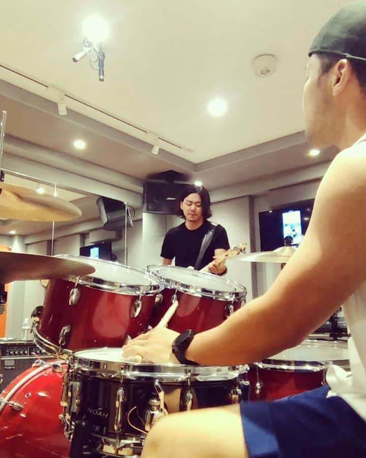 ユウイチのインスタグラム：「Session 🎸🥁 @assh_guitarist  #drum #drums #drumday #practice #dw9000xf #dwdrums #zildjian #zildjiancymbals #wincent #wincentsticks #jordan #nike #newbalance #okinawa #japan #沖縄 #ドラマー #ドラム #roland #td_30 #spdsx #civilianskunk #シベスカ #aspr #アサプラヘッド #guitar #guitarist #session #jam」