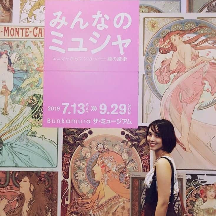 安田サラさんのインスタグラム写真 - (安田サラInstagram)「ㅤㅤㅤㅤㅤㅤㅤㅤㅤㅤㅤㅤㅤ ㅤㅤㅤㅤㅤㅤㅤㅤㅤㅤㅤㅤㅤ #ミュシャ展 行ってきました😌💓 ㅤㅤㅤㅤㅤㅤㅤㅤㅤㅤㅤㅤㅤ 花と女性の曲線、あと細かいデザインの模様、、 どれも凄かったけれど、紙媒体や画面越しには感じたこと無かった透明感みたいなものも感じられて実物を見に来てよかったなあと思いました ㅤㅤㅤㅤㅤㅤㅤㅤㅤㅤㅤㅤㅤ 写真OKゾーンもあったんだけど1番好きな椿姫は撮影NGゾーンにいて残念、、4枚目の丸で囲ってるやつです😉 ㅤㅤㅤㅤㅤㅤㅤㅤㅤㅤㅤㅤㅤ 今までは絵しか見た事なかったから知らなかったんだけど、ミュシャの多くの代表作のモデル（というか彼女の宣伝ポスターが代表作に多い、、）のフランス女優がサラさんって名前で、勝手に親近感がわきました🤭ミュシャやサラ・ベルナールについてもっと知りたくなりました💓 ㅤㅤㅤㅤㅤㅤㅤㅤㅤㅤㅤㅤㅤ ㅤㅤㅤㅤㅤㅤㅤㅤㅤㅤㅤㅤㅤ #安田サラ #SaraYasuda #ミュシャ展 #芸術鑑賞 #絵画 #私服  あと私レタリングめっちゃ苦手だからそこも地味に感動した🤦‍♀️」8月27日 22時55分 - yasuda_sara
