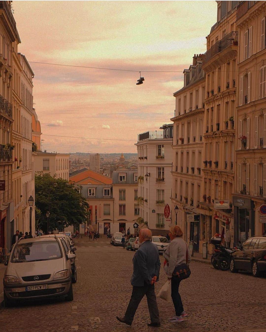 shihori.kathleenのインスタグラム：「. モンマルトルの夕暮れ 恋人たち  #しほりミュージアム」
