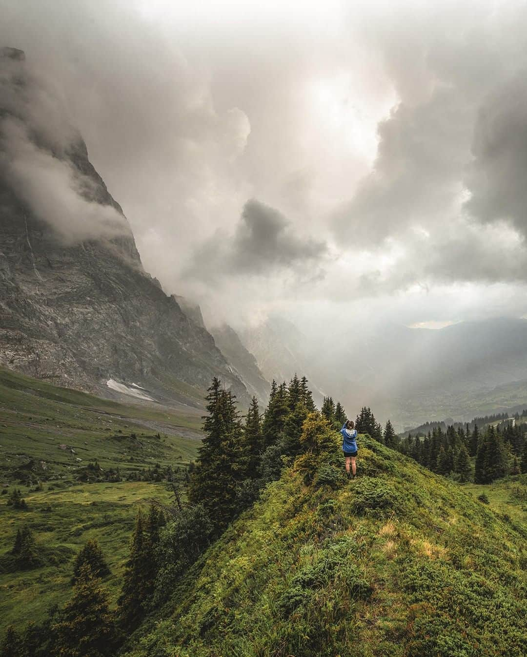 Mammutさんのインスタグラム写真 - (MammutInstagram)「We make hiking hearts beat faster! Book your unforgettable autumn tour on mammutalpineschool.com 📷@myswitzerland #mammut_swiss1862 #hiking #autumn #goldenseason」8月27日 23時00分 - mammut_swiss1862