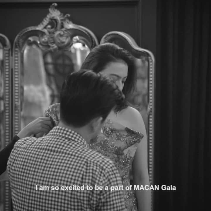 ラライン・シャーのインスタグラム：「Looking forward to tomorrows @museummacan Gala in collaboration with @bazaarindonesia .It is such an honor to be one of the hosts of this spectacular fundraising event. Through donations and the auction of important works of Indonesian contemporary art, we hope to enable thousands of Indonesian youths an education in art. Its my mission in life to give back through art and what a joy to be able to do that! ❤️Managed to wing this video off a 20 hour flight. Forgive the grammatical errors! @sebastiangunawanofficial. (Video: @krisnadeh @ferdianrus / Editor: @yudithnk) #sebastiangunawan #ralineshah #macangala #bazaarindonesia #museummacan」