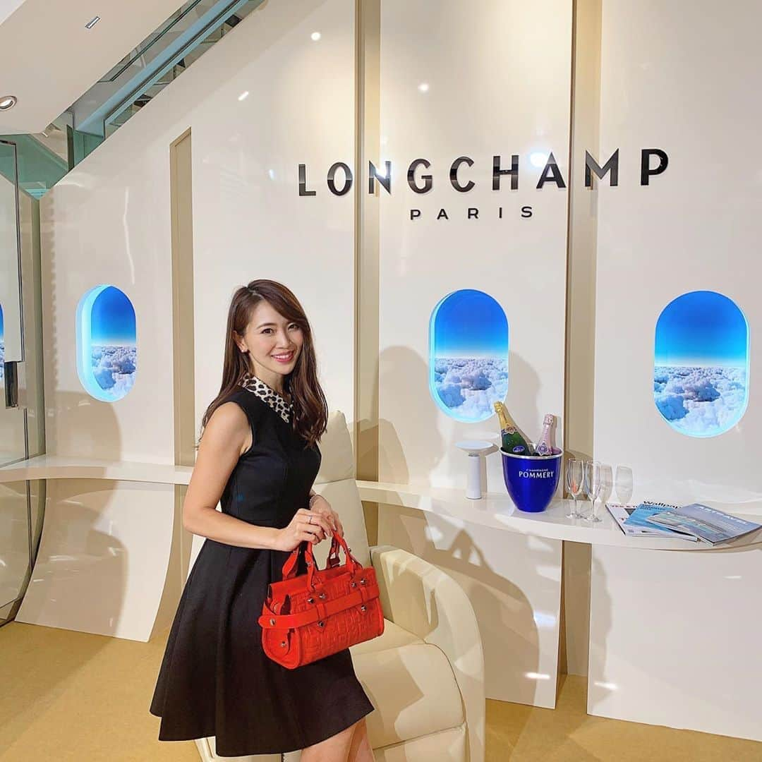 山下美咲のインスタグラム：「. @LONGCHAMP の新しいアイコンバッグ 『LA VOYAGEUSE』のローンチパーティーへ🎉 . . 『LA VOYAGEUSE』は旅する女性という意味✈️ どんなシーンにも合わせやすいバッグで ラインナップが豊富にあります✨ . ロンシャン銀座はフルラインナップが揃っていて見応えがありました💕 この小ぶりなサイズ感が可愛い✨ カスタマイズもできるそうです♡ . . #ロンシャン#longchamp#バッグ#トートバッグ#longchamplavoyageuse#ロンシャン銀座#銀座#ginza」