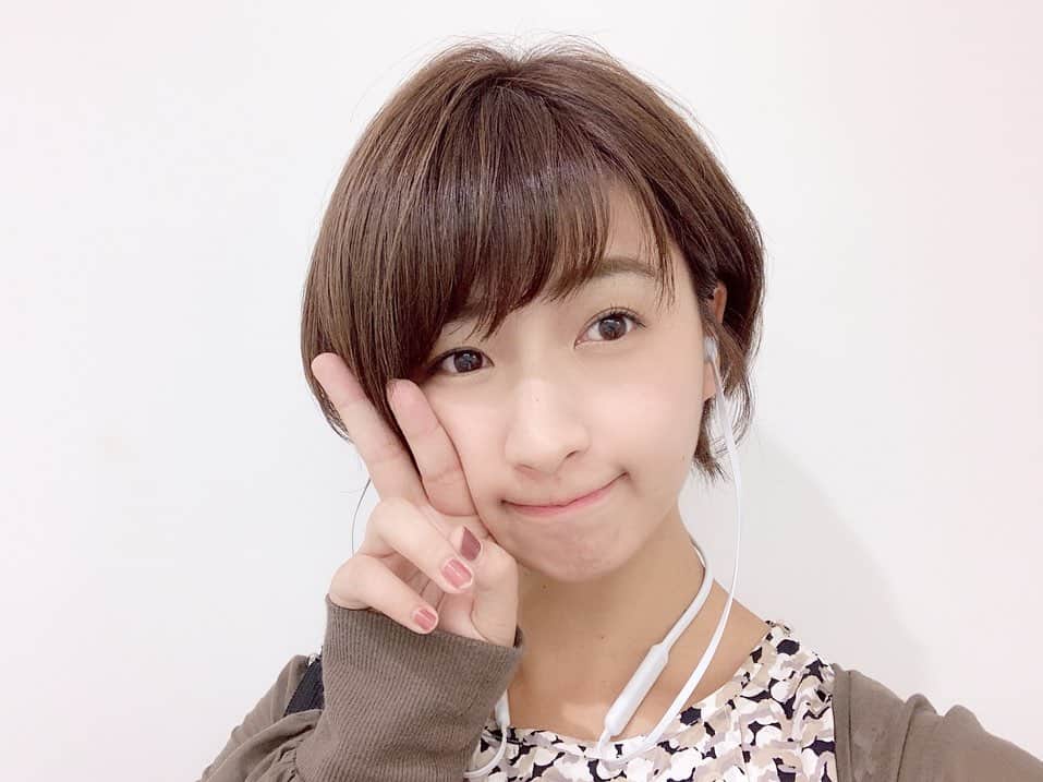 のインスタグラム：「夏限定で髪の毛明るくしてたのを 抑えめに暗めモテ色にして頂きました🙇‍♂️. . あんな明るい色久しぶりやったから 恥ずかしかったけど好評で嬉しかったです🙇‍♂️. . が、今の色も宜しくお願いしやす🙇‍♂️. . （またちょっと切ってショートやねん🙎‍♀️）. . #髪切った #髪色 #モテ色 #ショート #ショートヘア #ショートヘアカラー  #憎たらしい顔 #✌️」