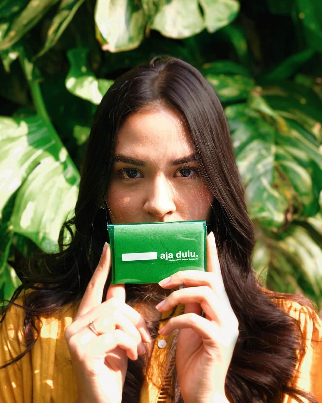 Raisa Andrianaさんのインスタグラム写真 - (Raisa AndrianaInstagram)「Yay! Got this uber cool card holder from @Tokopedia 10th Anniversary Merchandise Collection in collaboration with @makna. Grab your #TokopediaxMakna merchandise at Tokopedia Merchandise official store or you can search “tokopedia x makna” on your Tokopedia app! 💚  #MulaiAjaDulu #TokopediaxMakna」8月27日 23時11分 - raisa6690