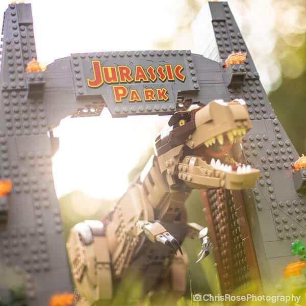 LEGOさんのインスタグラム写真 - (LEGOInstagram)「*Dr Hammond voice* Welcome [dramatic pause] to Jurassic Park! 🦖 Thanks to @chrisrosephoto & @reiterlied for the amazing 📸  #LEGO #JurassicPark #legogram #UGC #FanMade」8月27日 23時23分 - lego