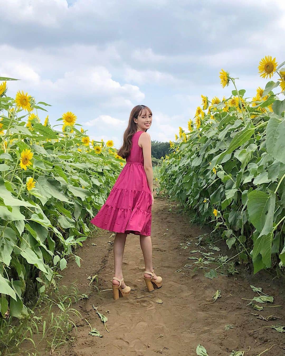 宮内理沙さんのインスタグラム写真 - (宮内理沙Instagram)「🌻❤︎ . . . 今年はなんだかんだ夏らしいこと沢山できてる🤔✨ ひまわり畑も行けてよかった(*´｀*)」8月27日 23時16分 - risa_miyauchi