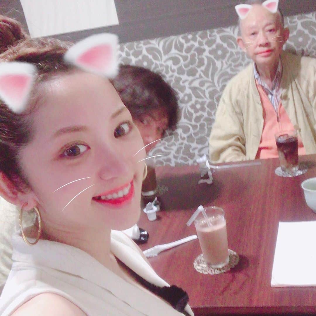河瀬鮎美のインスタグラム：「おじいちゃん91歳👴✨ 大兄弟の平均寿命94.5歳🥳✨ ご長寿なおじいちゃんに会いに色々報告も兼ねて旦那さんと行ってきました😆💗💗 実は週1ぐらいで行ってる🤭❤️ #おじいちゃん#ご長寿#報告#instagood #愛知#名古屋#スッピン#アプリの力#おじいちゃんまで猫耳 🐈💕」