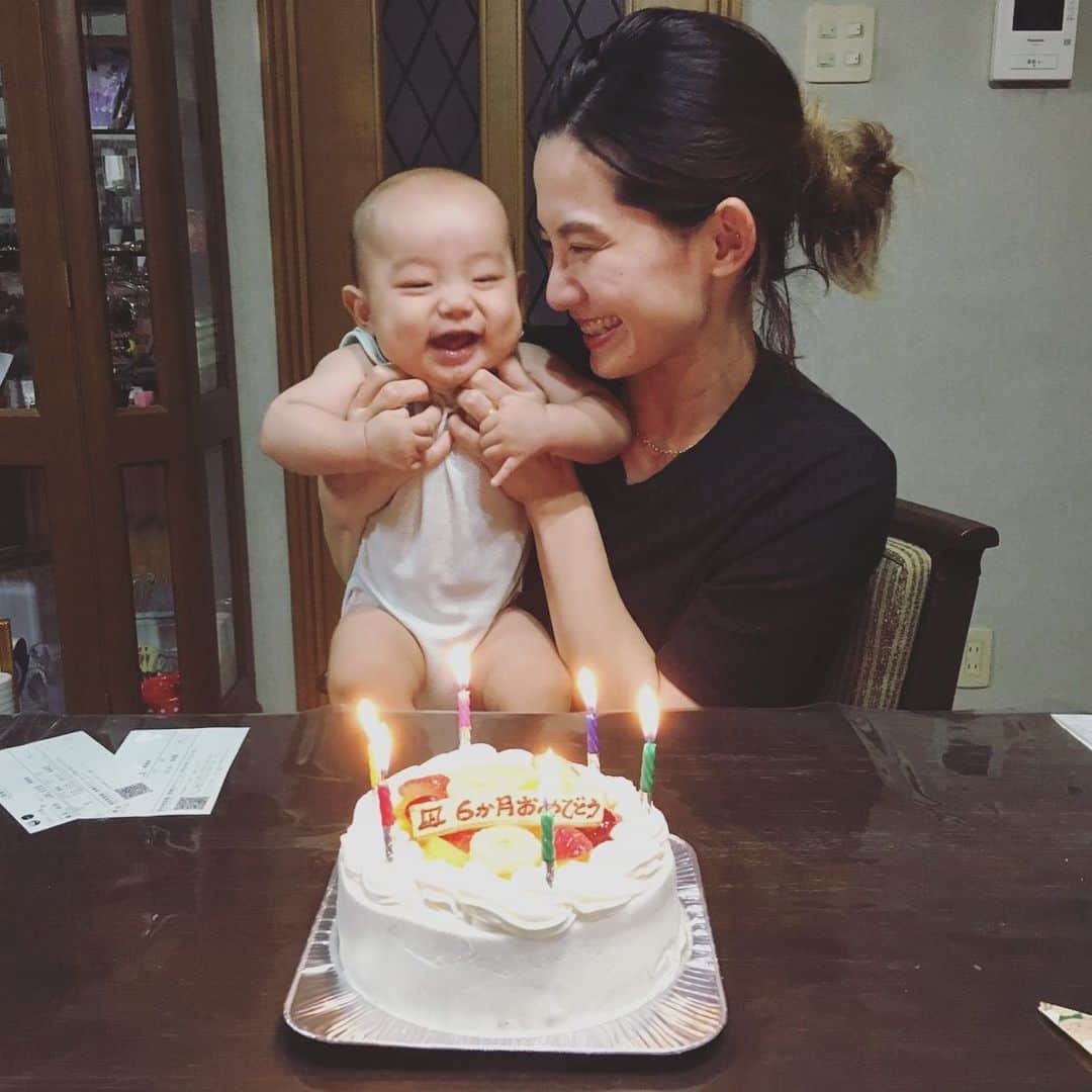 平山奈美のインスタグラム：「H A L F 🎂 B . D A Y .  #ハーフバースデー #実家 #シンプル #おめでとう #ケーキ #にこにこ #笑顔 #親子 #息子 #ママ #男の子ベビー #男の子ママ #6ヶ月 #新米ママ #赤ちゃんのいる暮らし #おハゲ #お祝い #幸せ  #home #6months #baby #boy #mama #cake #smile #happiness #justbaay #hbd #halfbirthday #love」