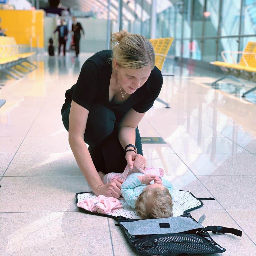 カースティ・コベントリーのインスタグラム：「All Parents will understand...any place will do...❤️❤️❤️ #Motherhood #Parenthood #BabyChanging #Mother #DubaiAirport」