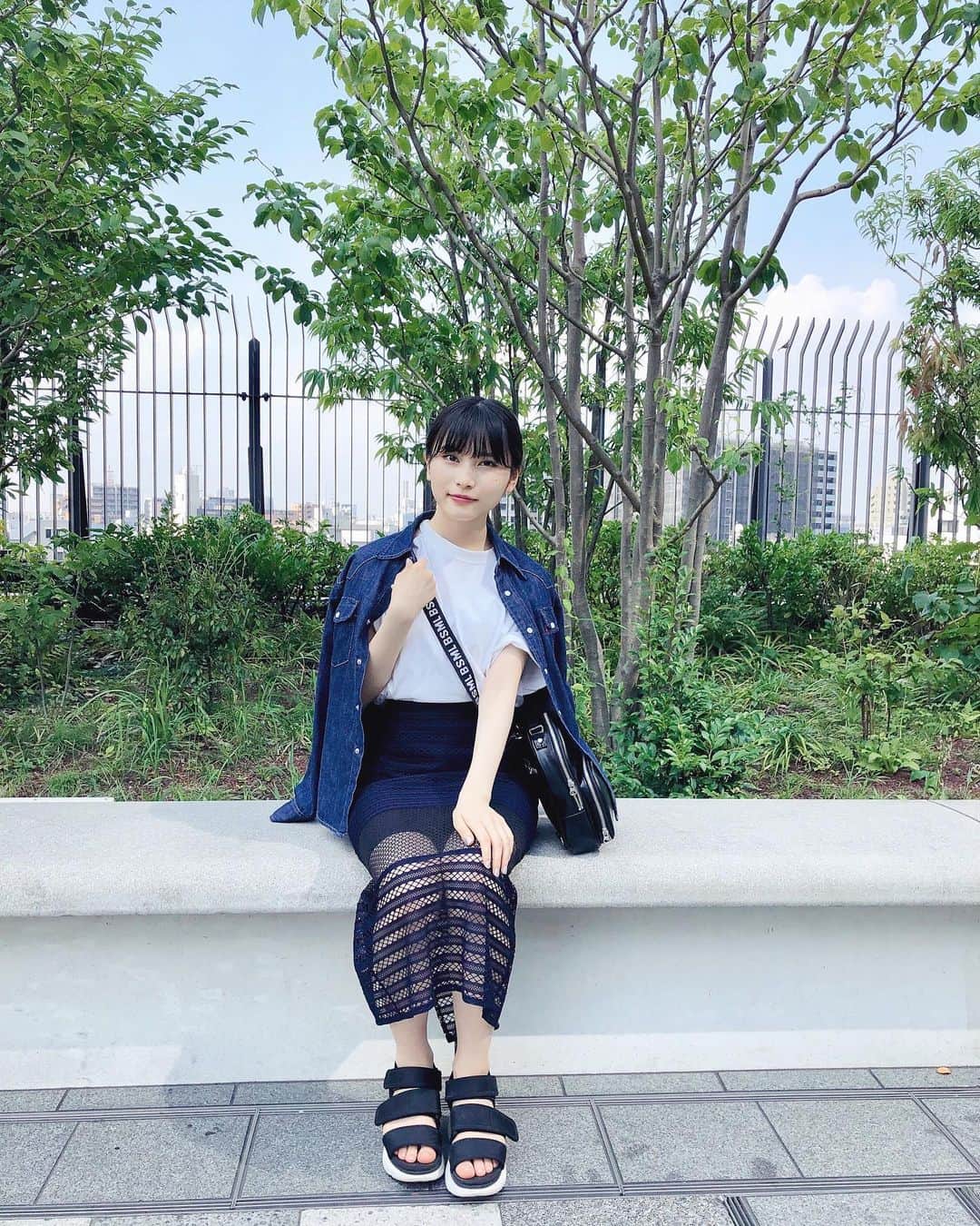 のインスタグラム：「休日  お散歩コーデはなにかと青を着がちだなぁ。 Gジャンはなぜか家にたくさんあって 硬さ、厚さ、長さ違いをたくさん持っているから これは夏用のものなの。  夏の空もそろそろ見納めかなぁ…☁️ * * tight skirt→ #eclin  #休日 #休日コーデ #青コーデ #Gジャン #夏の思い出  #東京スカイツリー」
