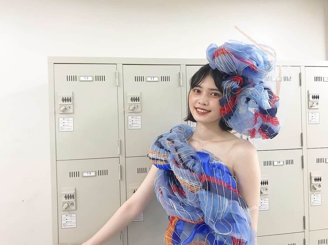 松岡花佳のインスタグラム：「関西コレクションの⼤阪⽂化服装学院ステージの衣装🥺💖 サイズに合わせて作ってもらってて(；；)❤️❤️ ふわふわで、色も好きだしとにかく可愛かったなあ〜〜🌼」