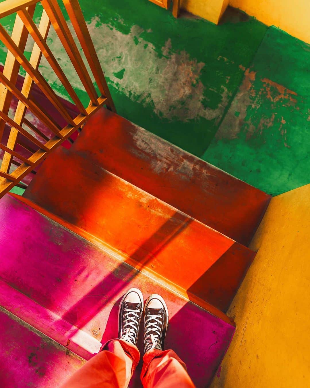 リリー＝ローズ・メロディのインスタグラム：「Colors, shadows and textures 💗💛🧡💚 ( Can’t believe I haven’t post any “from where I stand” in the past 8 months! ) #fromwherelilystands」