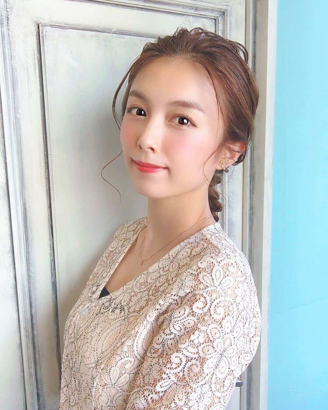 のインスタグラム：「結婚式スタイル👰🤵💕 気合い入れる日はヘアセット本当に重要✨!! 結婚式に参加したわけではなく、結婚式に参加するコントしました☺️🙌笑笑 #結婚式 #結婚式参列 #結婚式参列ヘアセット #コント #thew #ザダブル #予選 #ヘアセット #ヘアアレンジ #hair #hairset #hairstyle #hairarrange #hairmake」