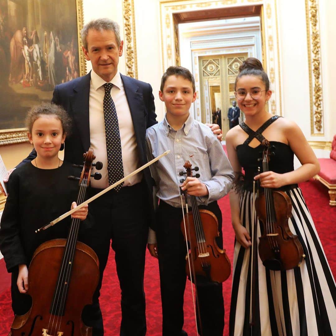 ロイヤル・ファミリーさんのインスタグラム写真 - (ロイヤル・ファミリーInstagram)「Last night Classic FM listeners heard music performed in Buckingham Palace, by musicians who are being supported by the charity Future Talent  Co-founded by Her Royal Highness The Duchess of Kent and Nicholas Robinson (📷 2), the charity provides children with an equal opportunity to excel in music, along with supporting gifted musicians on their Young Musician’s Development Programme. During the concert, presenter and musician Alexander Armstrong (📷 3), an ambassador of Future Talent, met the young people at the Palace. The Duchess of Kent helped set up Future Talent after previously working in a primary school. HRH wanted to help talented young musicians to fulfil their musical potential. “For thirteen years I taught music in a primary school in East Hull. I saw the power of music in every aspect of their lives and as an extraordinary stimulant for growth,” HRH said. “Our vision has been to support talented young musicians from every corner of the country and in every genre of music. The benefits for these children are inestimable. We hope to break barriers down, enhance opportunities and make a career in music an equal reality for all, as well as to capture the power of music as a force for change that can improve young people’s lives.” @future_talent_charity」8月27日 23時46分 - theroyalfamily