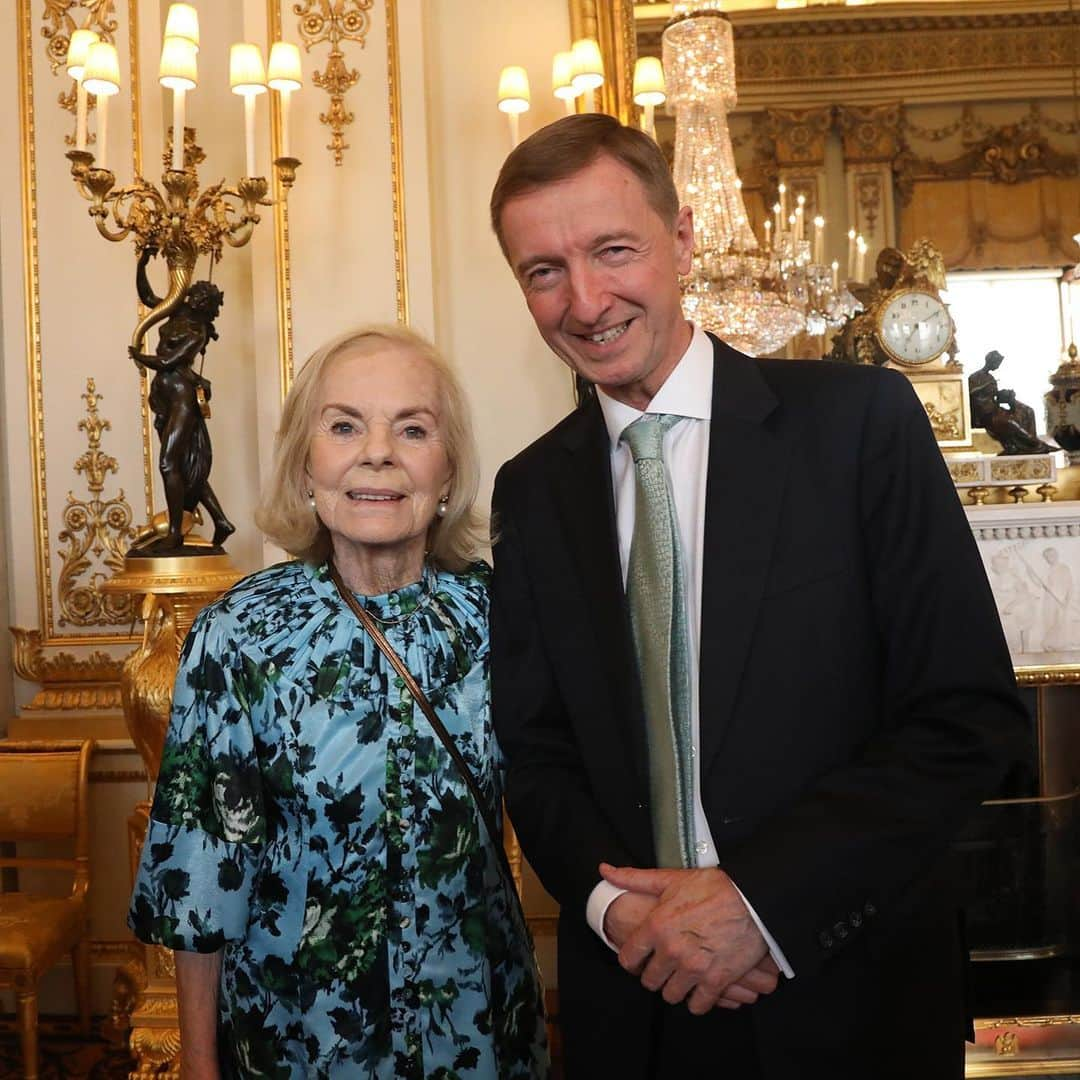 ロイヤル・ファミリーさんのインスタグラム写真 - (ロイヤル・ファミリーInstagram)「Last night Classic FM listeners heard music performed in Buckingham Palace, by musicians who are being supported by the charity Future Talent  Co-founded by Her Royal Highness The Duchess of Kent and Nicholas Robinson (📷 2), the charity provides children with an equal opportunity to excel in music, along with supporting gifted musicians on their Young Musician’s Development Programme. During the concert, presenter and musician Alexander Armstrong (📷 3), an ambassador of Future Talent, met the young people at the Palace. The Duchess of Kent helped set up Future Talent after previously working in a primary school. HRH wanted to help talented young musicians to fulfil their musical potential. “For thirteen years I taught music in a primary school in East Hull. I saw the power of music in every aspect of their lives and as an extraordinary stimulant for growth,” HRH said. “Our vision has been to support talented young musicians from every corner of the country and in every genre of music. The benefits for these children are inestimable. We hope to break barriers down, enhance opportunities and make a career in music an equal reality for all, as well as to capture the power of music as a force for change that can improve young people’s lives.” @future_talent_charity」8月27日 23時46分 - theroyalfamily