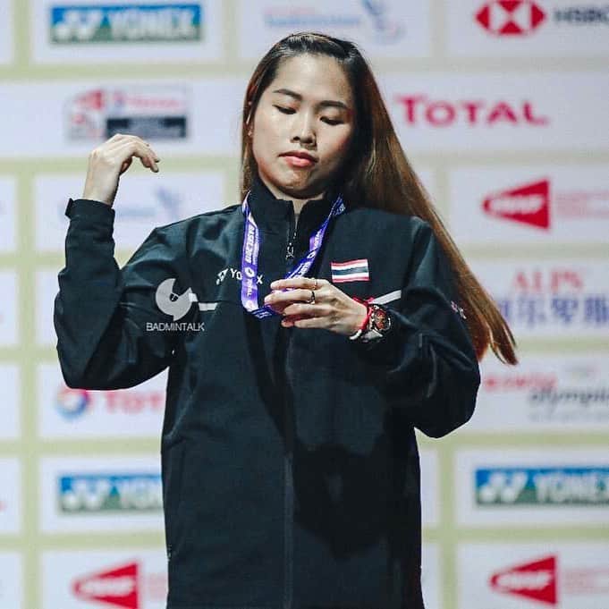 ラチャノック・インタノンのインスタグラム：「สะบัดต่อไม่รอละนะ งานแชมพูต้องเข้าแล้วค้าาา .... 🤭😂😂」