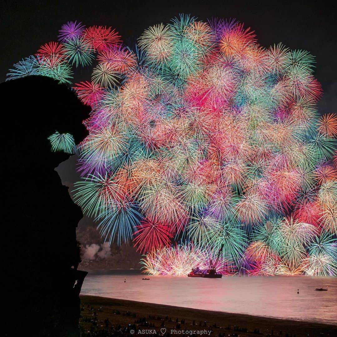 Asuka（明日香）さんのインスタグラム写真 - (Asuka（明日香）Instagram)「*﻿ *﻿ Beautifully blooming chrysanthemum﻿ *﻿ *﻿ 亡くなった父がここの花火は本当に素晴らしいと言っており、いつか見に行きたいと思っていた熊野の花火。﻿ 場所取りのために四日市の花火も諦め、前日の13時前から熊野入りしました。﻿ 場所取りに関し、いろいろすったもんだあり、いまだに気持ちが暗いですが長時間の待機中に現地でお知り合いになった方や友人のおかげでなんとか乗り切れました。﻿ 千輪菊と獅子岩が撮りたくて、激戦区での場所取りとなりましたが、次回は浜辺でゆったりと花火を楽しみたいと思っています(*^o^*)﻿ カラーノイズが心配でそこまで絞らなかったら、逆に若干白飛びしてしまい、一枚撮りの難しさを改めて感じました。﻿ ﻿ 2019.08.26﻿ *﻿ *﻿ #熊野大花火大会﻿ #熊野花火﻿ #熊野﻿ #花火﻿ #千輪菊﻿ #彩色千輪  #獅子岩﻿ #fireworks﻿ #nightphotography ﻿ #nightview ﻿ #reallyrightstuff﻿ #fstopgear﻿ #SonyAlpha ﻿ #BeAlpha﻿ #SonyImages﻿ #yourshotphotographer﻿ #sony﻿ #α7RIII﻿ #α7R3﻿ ﻿」8月27日 14時53分 - _asuka_asuka_