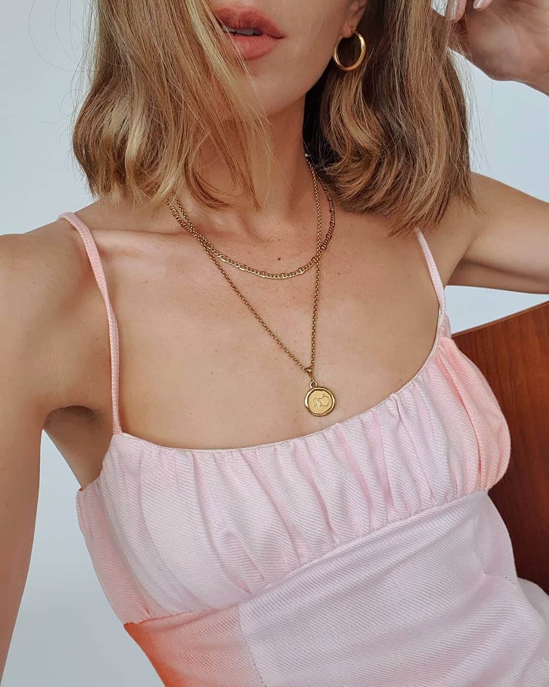 カルメン・ハミルトンのインスタグラム：「Aquarius ✨ how bout you?  @hollyryanjewellery」
