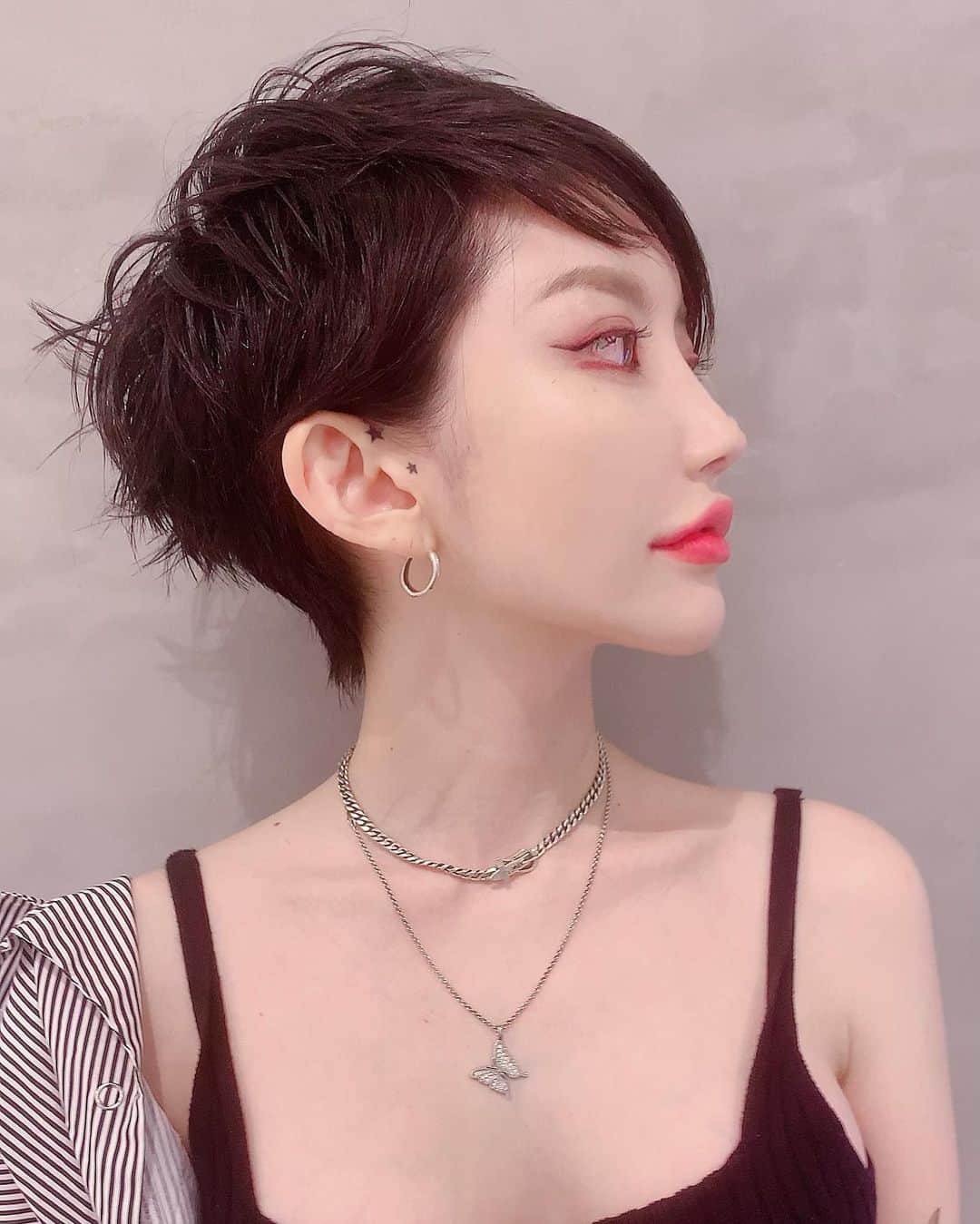 MASAMIのインスタグラム：「ばっさりピクシーカットしました✂︎ フェイスラインのシュッ！！をゲットしたから思い切って髪を切ったんです！孫 先生に @sbc_powerdoctor_son  耳の下からフェイスラインにかけてシークレットリフトを入れてもらいました！口元のもたつきなんかも全部シュッとしたよ！ゴットハンドすぎて手術時間五分🥺ダウンタイム皆無で神すぎた😭 @sbc_futakotamagawa #湘南美容外科#リフト#ピクシーカット#整形」