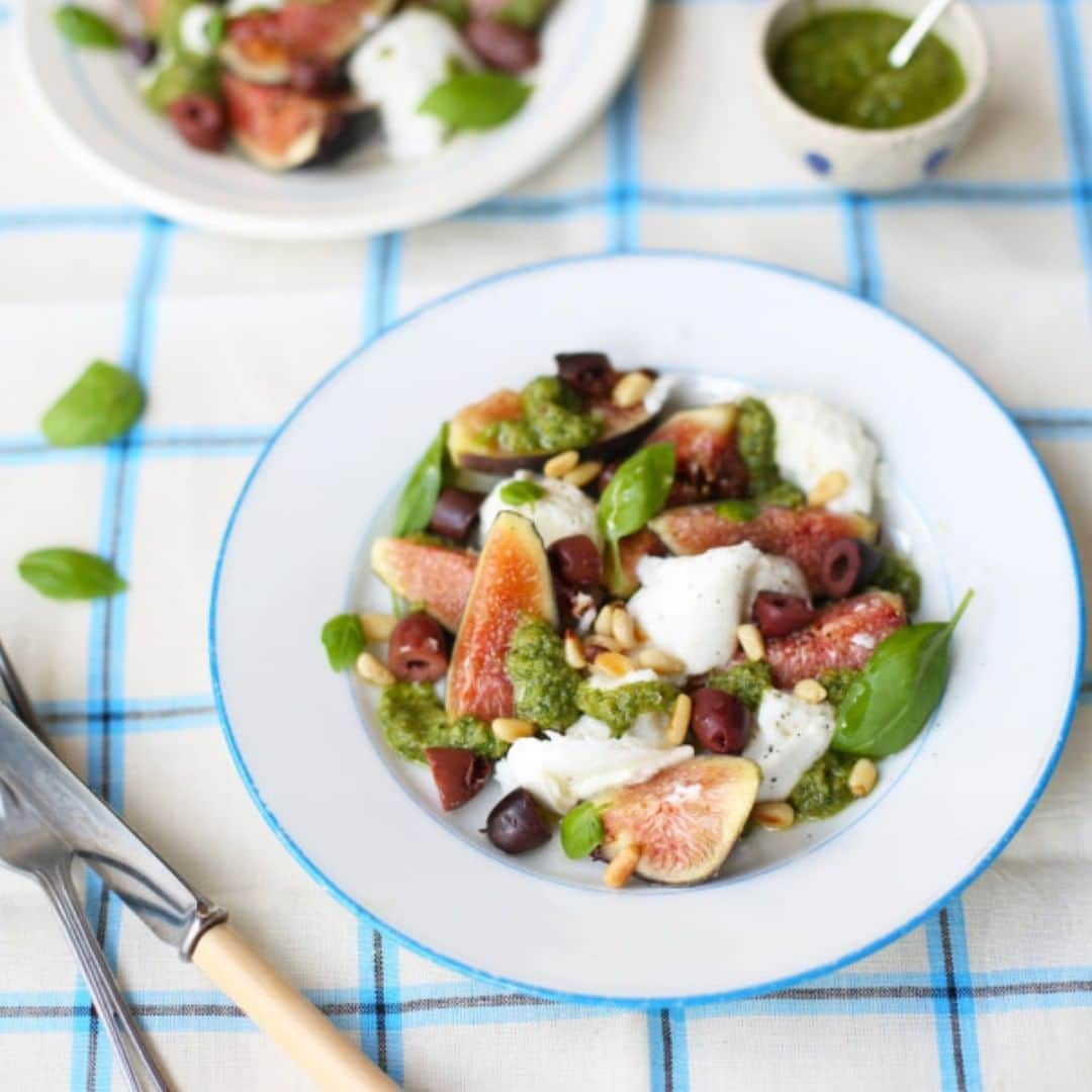 レイチェル・クーさんのインスタグラム写真 - (レイチェル・クーInstagram)「Late summer is the ideal time to find perfectly squidgy figs at your local market or green grocer☀️ One of my favourite ways of serving them is in a fresh salad 🥗 paired with pesto, mozzarella and black olives. Get the recipe 👉 ⁠link in bio⁠ 📸: @messyla | Styling: @frankie_u⁠ .⁠ .⁠ .⁠ .⁠ .⁠ .⁠ .⁠ #RachelKhoo #recipe #figs #summer #fruit #salad #pesto #cooking #food」8月27日 15時00分 - rachelkhooks