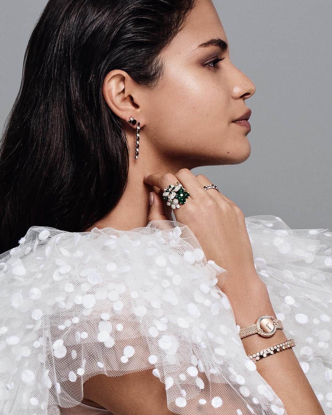 Chaumetさんのインスタグラム写真 - (ChaumetInstagram)「Cheerful, iconic, versatile, sensual. Discover the newest additions to the Bee My Love collection on chaumet.com. From the June issue of @hiamag. #Chaumet #GraceandCharacter #BeeMyLove #StackingChaumet」8月27日 15時00分 - chaumetofficial
