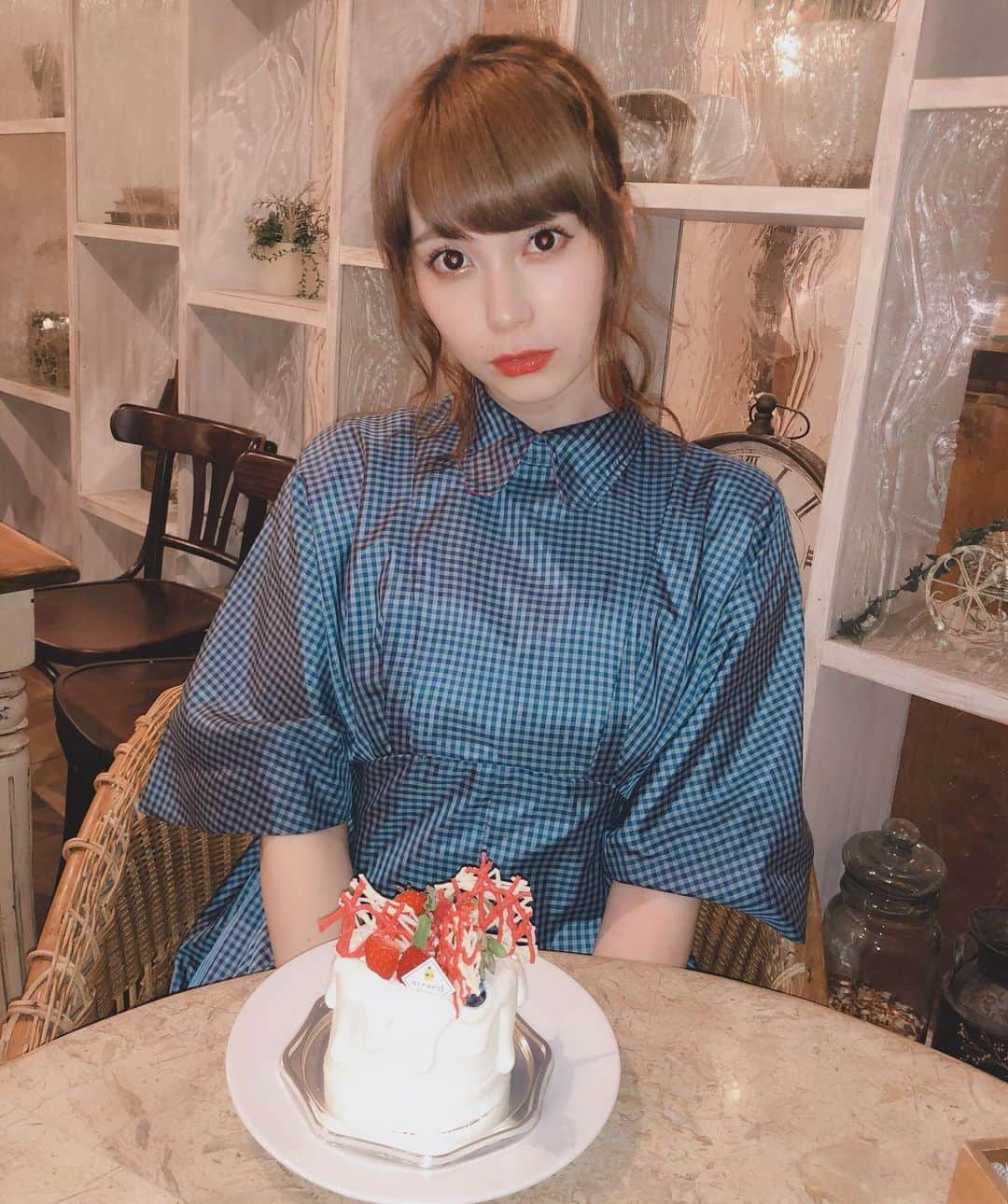 藤城アンナさんのインスタグラム写真 - (藤城アンナInstagram)「可愛いケーキ食べた🧁ありすちゃんが撮ってくれたよ このワンピース久しぶりに着た 少し涼しかったから🎐💭」8月27日 15時09分 - annafujishirochan