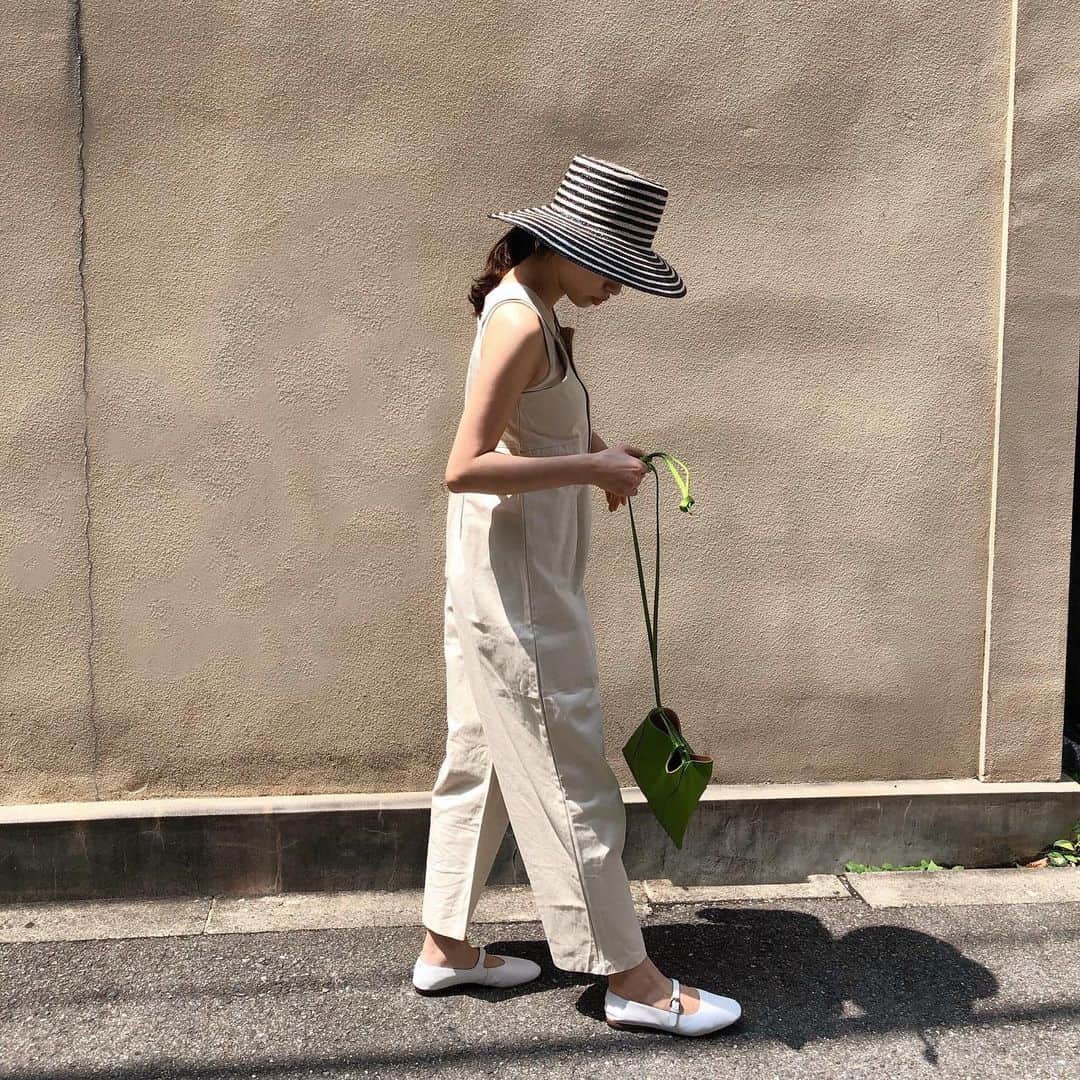 のインスタグラム：「. オーバーオール大好き。 @pocher_official の オーバーオールは 緩めのシルエットと、ツイル生地が カジュアルでこの歳だからこそ着たい一枚💚 しかも前開き👏(今の時期だいぶ重要) 授乳中も気にせず着れるからスタメン決定。 . #pocher_official」