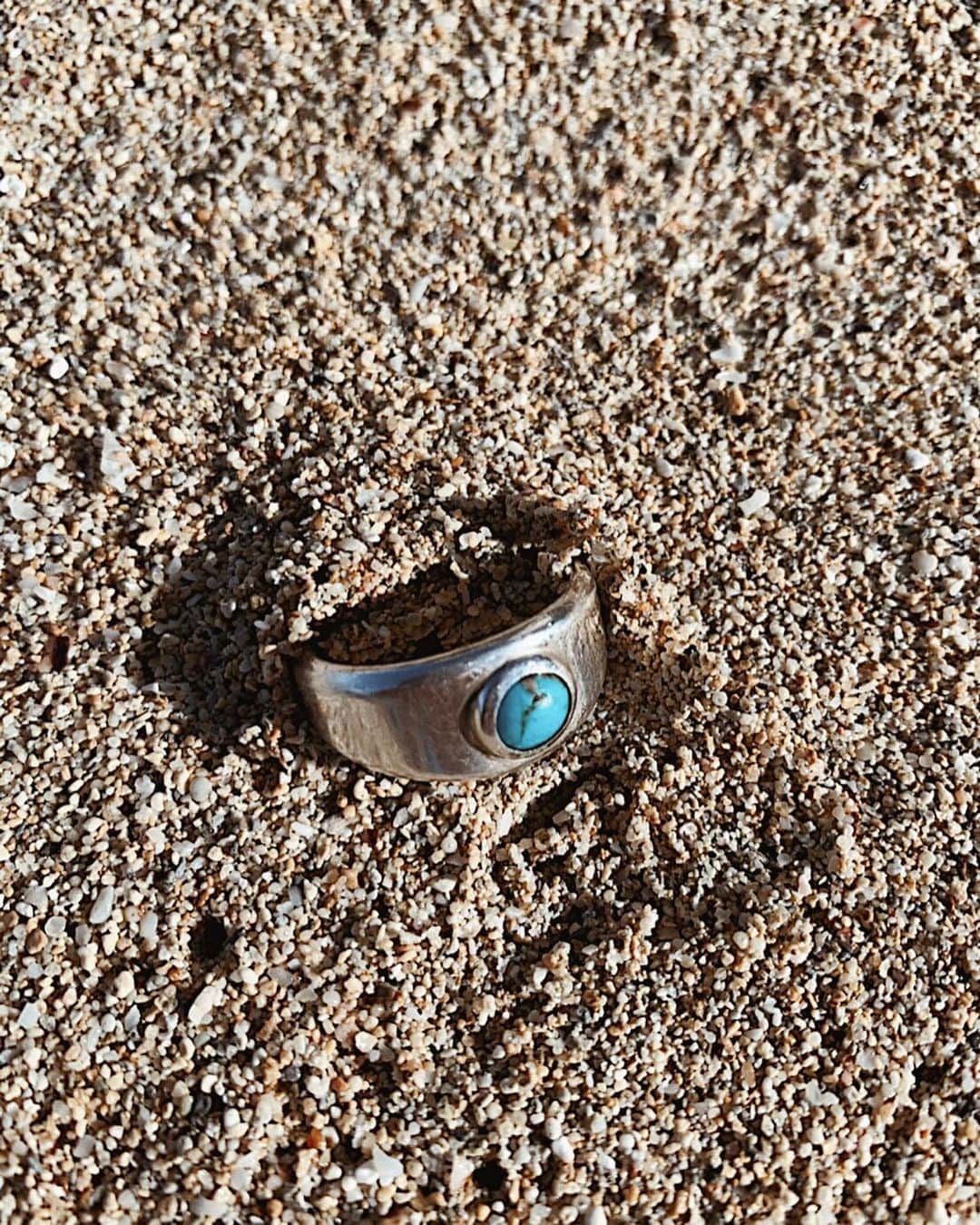 森山菜々のインスタグラム：「✯ すこし前にメンズのオーダーリングを製作させてもらいました💍 ちょうどHAWAIIに旅行前だったみたいで、出発日までに受け渡しが出来てよかった〜😭✈︎ HAWAIIに持って行ってくれて写真まで届きました🌴ありがたい〜 . このリングは @welinaa_official  でレディースとして出してるもので、存在感も重みもあって丸みを帯びさせて強すぎない綺麗めなフォルムに。男女どちらにも使ってもらえるかなと💍💍 最近は個人的なオーダーを受けていく事が多くて、もう少しシュリンプが落ち着いたらジュエリーの方もまた力を入れようかなと✨ ※今はオーダー頂いてから約1ヶ月位時間を貰っています。⏳ #jewelry #ordermade #silver925 #turquoise #hawaii」